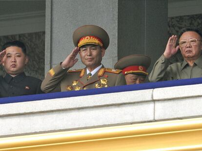 Kim Jong-il (derecha) y su hijo Kim Jong-un (izquierda) hacen un saludo militar al paso del desfile, el 10 de octubre.