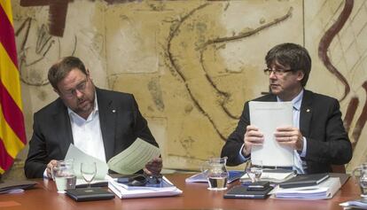 El presidente de la Generalitat , Carles Puigdemont (i), junto al vicepresidente del Govern, Oriol Junqueras (d), este martes.