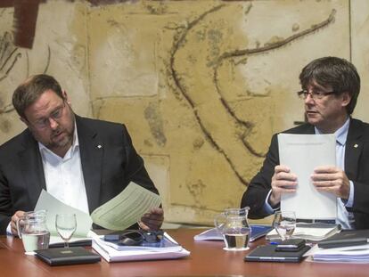 El vicepresident del Govern, Oriol Junqueras, i el president de la Generalitat, Carles Puigdemont, aquest dimarts.