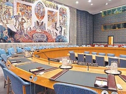 Sala de plenos del Consejo de Seguridad de la ONU, tomada desde el asiento de EE UU. El mural es del  noruego Per Krogh y simboliza el renacer del mundo tras la II Guerra Mundial.