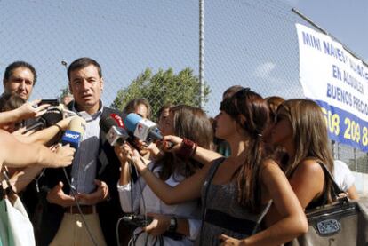 Tomás Gómez, durante la visita que hizo ayer al Parque Tecnológico de Cuatro Vientos.