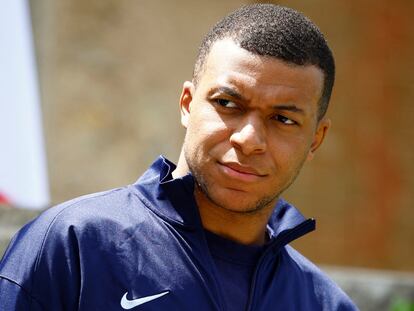 Clairefontaine-en-yvelines (France), 03/06/2024.- French soccer player Kylian Mbappe waits for the arrival of French President Emmanuel Macron for a lunch at their training camp ahead of the UEFA Euro 2024, in Clairefontaine-en-Yvelines, France, 03 June 2024. (Francia) EFE/EPA/SARAH MEYSSONNIER / POOL MAXPPP OUT
