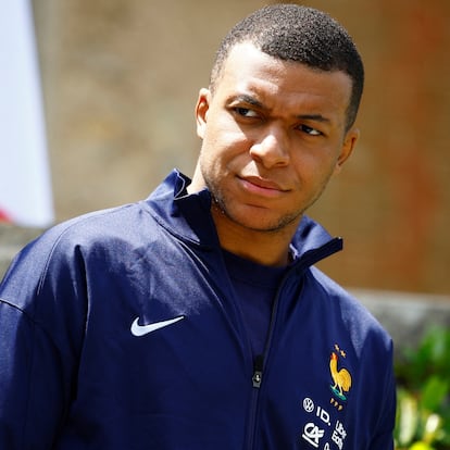 Clairefontaine-en-yvelines (France), 03/06/2024.- French soccer player Kylian Mbappe waits for the arrival of French President Emmanuel Macron for a lunch at their training camp ahead of the UEFA Euro 2024, in Clairefontaine-en-Yvelines, France, 03 June 2024. (Francia) EFE/EPA/SARAH MEYSSONNIER / POOL MAXPPP OUT
