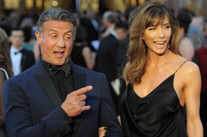 El actor Sylverster Stallone y su mujer Jennifer Flavin en la alfombra roja de los Oscars.