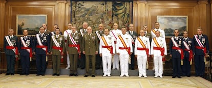 El Rey recibió en audiencia el pasado 21 de septiembre a generales de división y vicealmirante. Durante la foto de familia (en la imagen), al darse la vuelta para ponerse frente a los fotógrafos, el Rey perdió el equilibrio. En ese momento los militares que lo flanqueaban, muy rápidos de reflejos y sin dejar de mirar al frente, lo agarraron por debajo de los brazos y evitaron la caída.