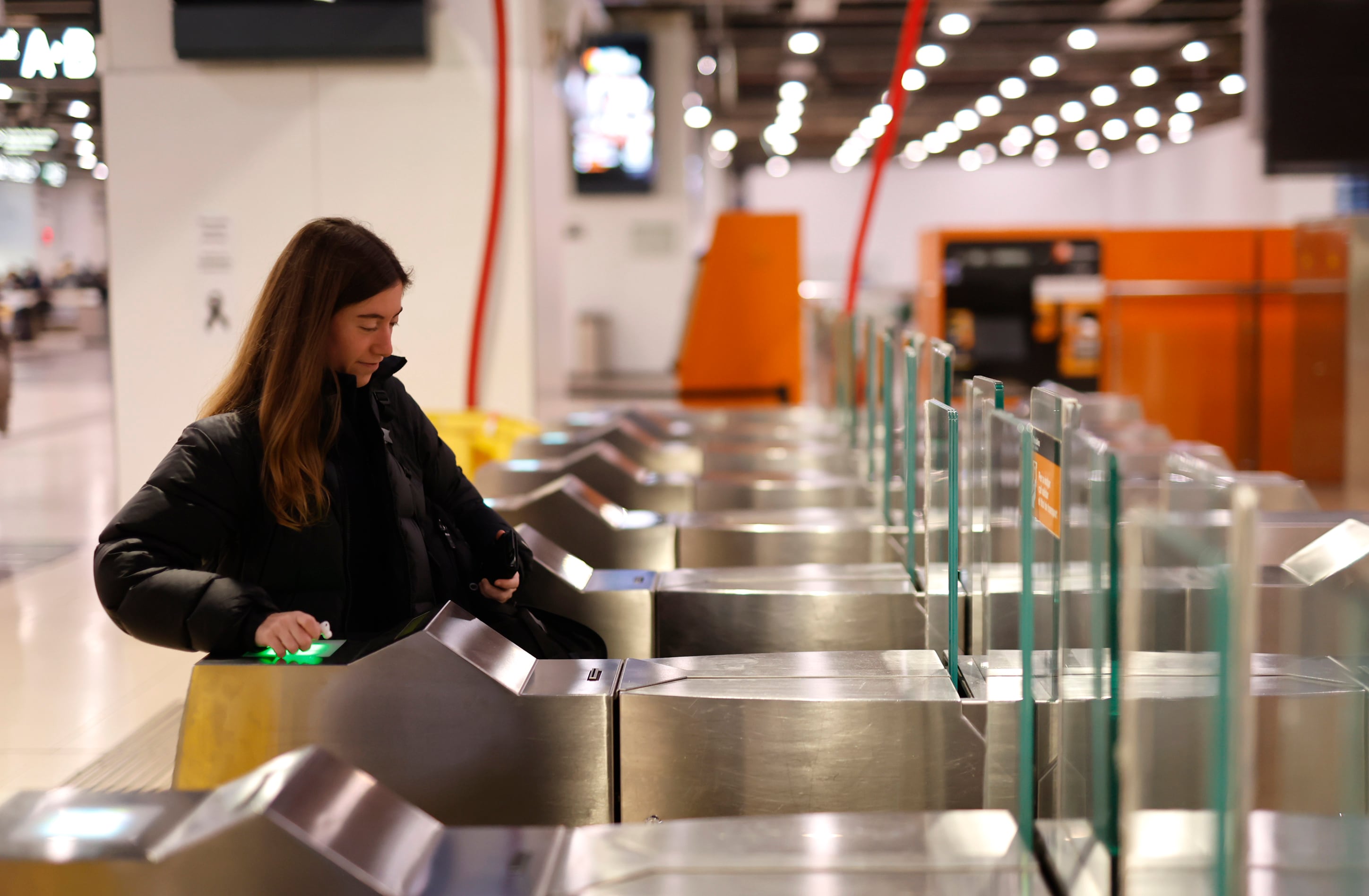 Una viajera, en la estación de Sants este martes. 