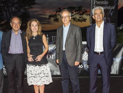 El novelista Roberto Calasso (centro) recibe el Premio Formentor 2016.