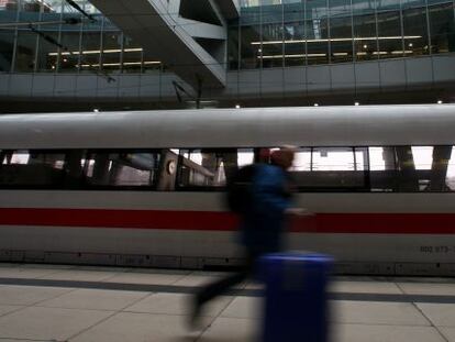 Un tren operado por Deutsche Bahn, en la estaci&oacute;n de ferrocarril del aeropuerto de Fr&aacute;ncfort.
