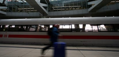 Un tren operado por Deutsche Bahn, en la estaci&oacute;n de ferrocarril del aeropuerto de Fr&aacute;ncfort.