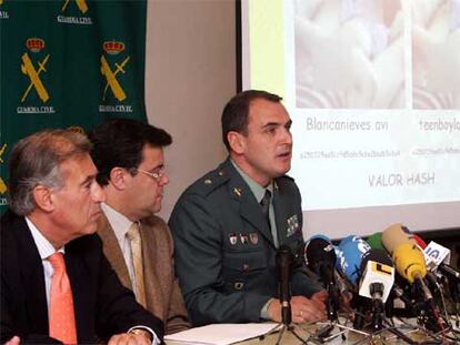 De izquierda a derecha, el delegado del Gobierno en Andalucía, Juan José López Garzón; el subdelegado en Sevilla, Faustino Valdés, y el comandante del Grupo de Delitos Telemáticos, Juan Salom, ayer en Sevilla.