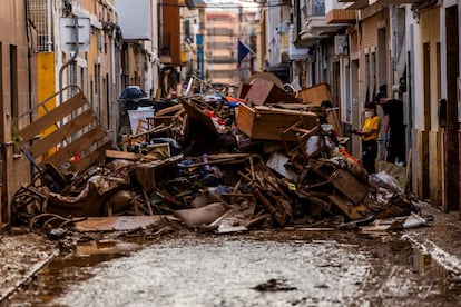 Enseres de los vecinos de una calle de Catarroja tras la dana.