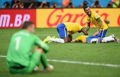 Oscar de Brasil, en el suelo, celebrando su gol con Ramires y Dani Alves delante del portero Stipe Pletikosa de Croacia.