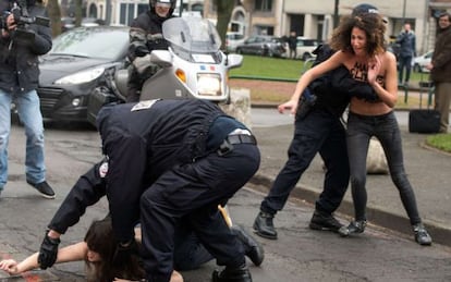 Dos activistas detenidas en París tras el asalto al coche de Strauss-Kahn el pasado febrero.