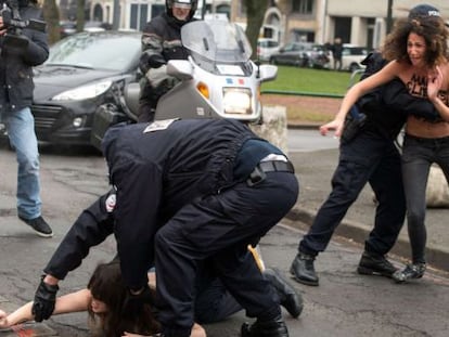Dos activistas detenidas en Par&iacute;s tras el asalto al coche de Strauss-Kahn el pasado febrero.