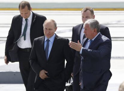 El presiente de Rusia, Vladimir Putin escucha al director ejecutivo de Rosneft, Igor Sechin en Rusia.