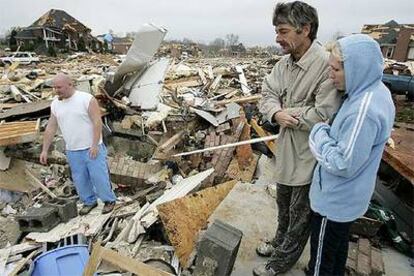Unos vecinos de Gallatin, Tennessee, contemplan su hogar arrasado por un tornado.