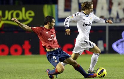 Modric se marcha de Armenteros.