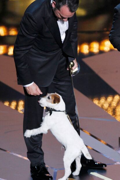 Uggie, el perro de The Artist, no estaba nominado pero ha querido subir al escenario a celebrar el premio a Mejor Actor con Jean Dujardin.
