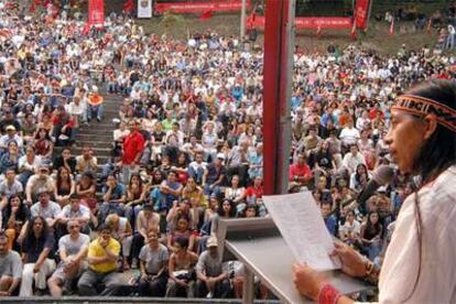 El poeta Hugo Jamioy, indígena de la nación Kansá, de Colombia, lee sus versos ante miles de personas que asistieron al acto de clausura del XVI Festival Internacional de Poesía de Medellín, en el que participaron poetas de 40 países del mundo.