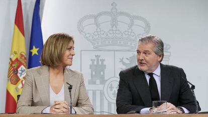 La ministra de Defensa, Dolores de Cospedal, y el portavoz del Gobierno, Íñigo Méndez de Vigo, este viernes.