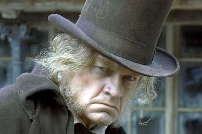El actor Kelsey Grammer, caracterizado como el personaje de Scrooge de Charles Dickens.