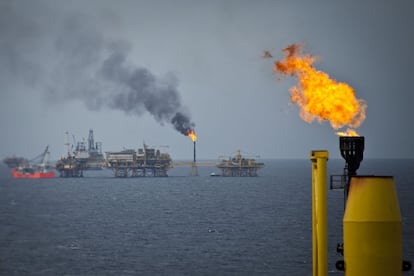 Vista de las plataformas petroleras del yacimiento Ku Maloob Zaap en la zona de Campeche.