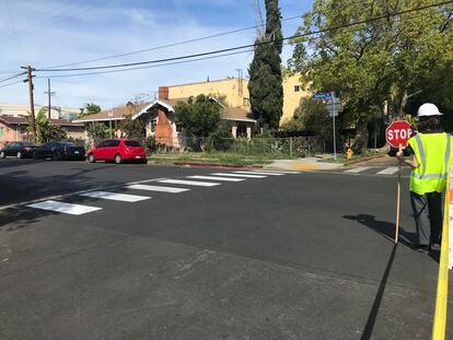 Paso de cebra pintado por Crosswalk Collective LA en Los Ángeles.