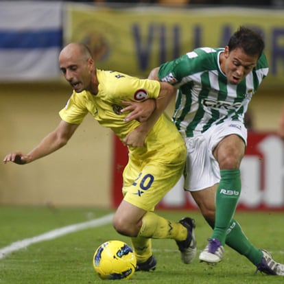 Borja Valero lucha por el balón durante el partido