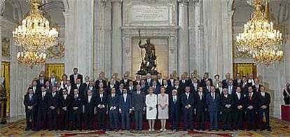 Los Reyes presiden en el palacio Real la reunión del Comité de Honor para conmemorar el 25º aniversario de la Constitución.