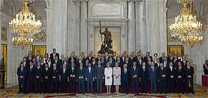 Los Reyes presiden en el palacio Real la reunión del Comité de Honor para conmemorar el 25º aniversario de la Constitución.