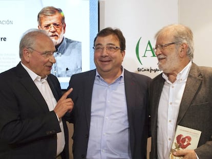 Guillermo Fern&aacute;ndez Vara, acompa&ntilde;ado por el expresidente de la Junta de Exrtremadura, Juan Carlos Rodriguez Ibarra, y de Alfonso Guerra.