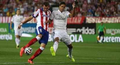 Mandzukic con Varane en el Atlético-R. Madrid de Supercopa de España.