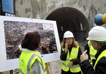 La consejera Oregi (centro), durante la visita a las obras del Metro de San Sebastián.