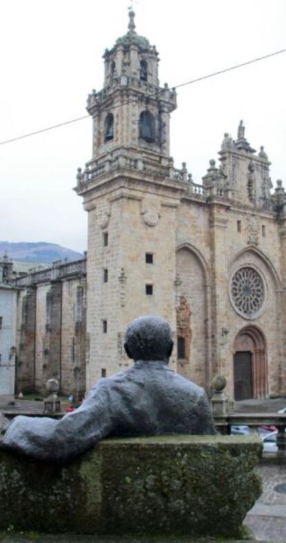 La estatua del escritor en la plaza de la catedral, en el centro del pueblo.