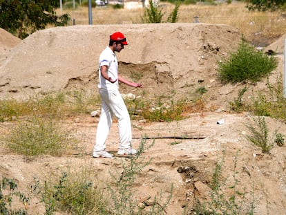 Un jugador durante un partido en la improvisada cancha de Sonseca (Toledo).