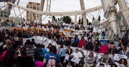 Una treintena de colectivos han participado este martes en un acto de la Campaña Pobresa Zero a los pies de la noria de Valencia, donde han pedido políticas que luchen contra la exclusión social.