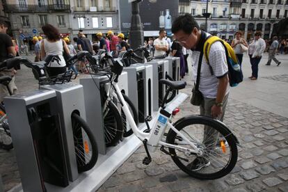 Un turista mira una bici de BiciMad.