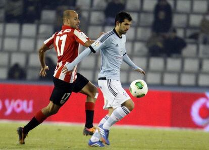 Álex López intenta controlar un balón ante el acoso de Mikel Rico.