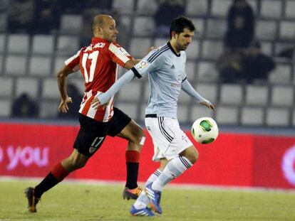 Álex López intenta controlar un balón ante el acoso de Mikel Rico.