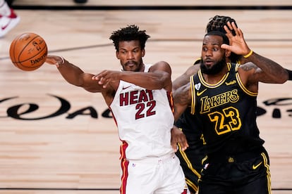 Jimmy Butler realiza un pase, ante Lebron James.