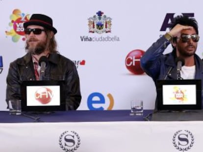 El grupo chileno La Ley formado por el guitarrista Pedro Frugone (i), el cantante Beto Cuevas y el baterista Mauricio Clavería durante la rueda de prensa, previa a su actuación en el Festival de Viña del Mar.