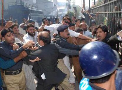 La policía golpea a algunos abogados durante las protestas registradas ayer en la ciudad de Multan.