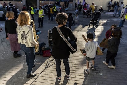 Concierto del grupo Tereshkova swing durante la protesta de las familias del colegio Asunción Rincón, en Madrid.