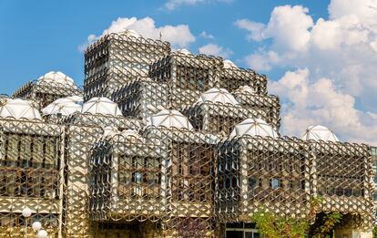 La  Biblioteca Nacional de Kosovo, construida en 1972 según un proyecto del arquitecto croata Andrija Mutnjaković. 