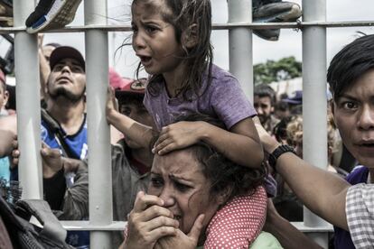 El límite entre México y Guatemala fue la primera frontera cerrada a la que tuvo que enfrentarse la caravana. La Policía mexicana contuvo a los migrantes que se aglomeraron en el puente Rodolfo Robles, donde se vivieron momentos de tensión y angustia.