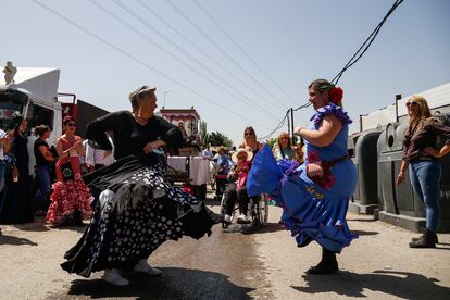 La celebración de la romería por la virgen se convierte en una excusa perfecta para bailar, cantar, comer y beber durante todo el día. La imagen de la virgen sale de la peña alzada en un carro lleno de flores tirado por una mula, mientras la gente baila alrededor. 