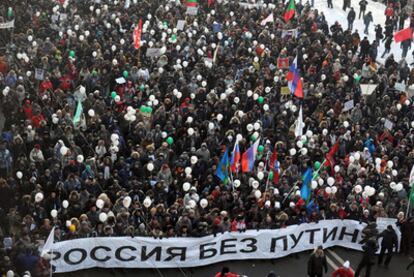 La manifestación de la oposición en Moscú tras una pancarta que dice "Rusia sin Putin y elecciones limpias".