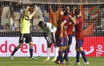 Los jugadores de Osasuna celebran la victoria. 