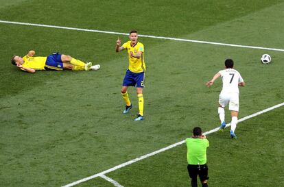 El árbitro señala penalti a favor de Suecia.