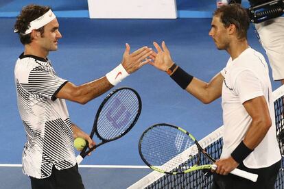 Roger Federer (izquierda) es felicitado por Rafa Nadal después de proclamarse ganador del Open de Australia 2017.